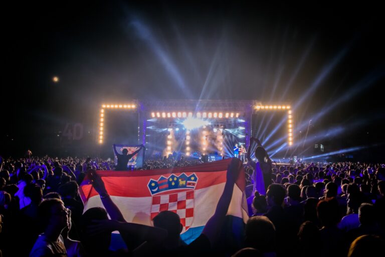 Prljavo Kazalište · 19